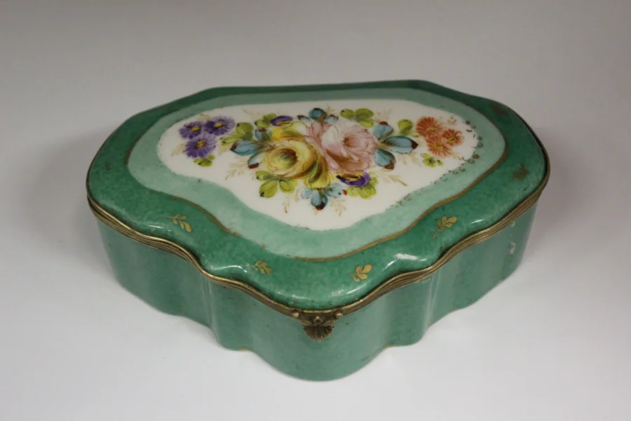 PORCELAIN BOX
