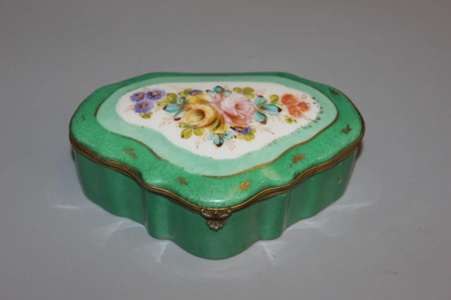 PORCELAIN BOX