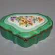 Boite en porcelaine à décor de fleurs