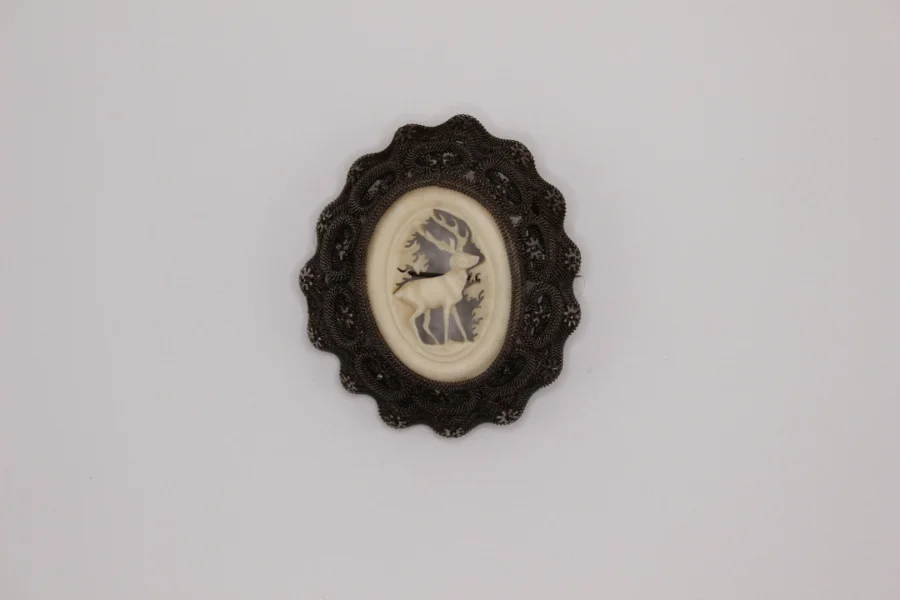 Broche en Acier et Os Sculpté au Cerf vers 1900