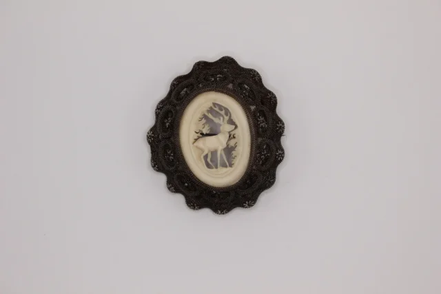 Broche en Acier et Os Sculpté au Cerf vers 1900