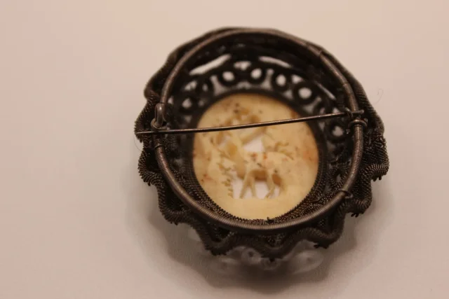 Broche en Acier et Os Sculpté au Cerf vers 1900
