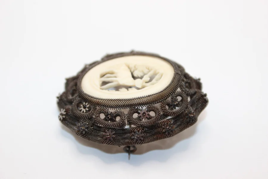 Broche en Acier et Os Sculpté au Cerf vers 1900