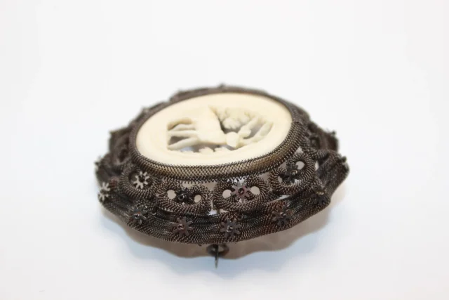 Broche en Acier et Os Sculpté au Cerf vers 1900