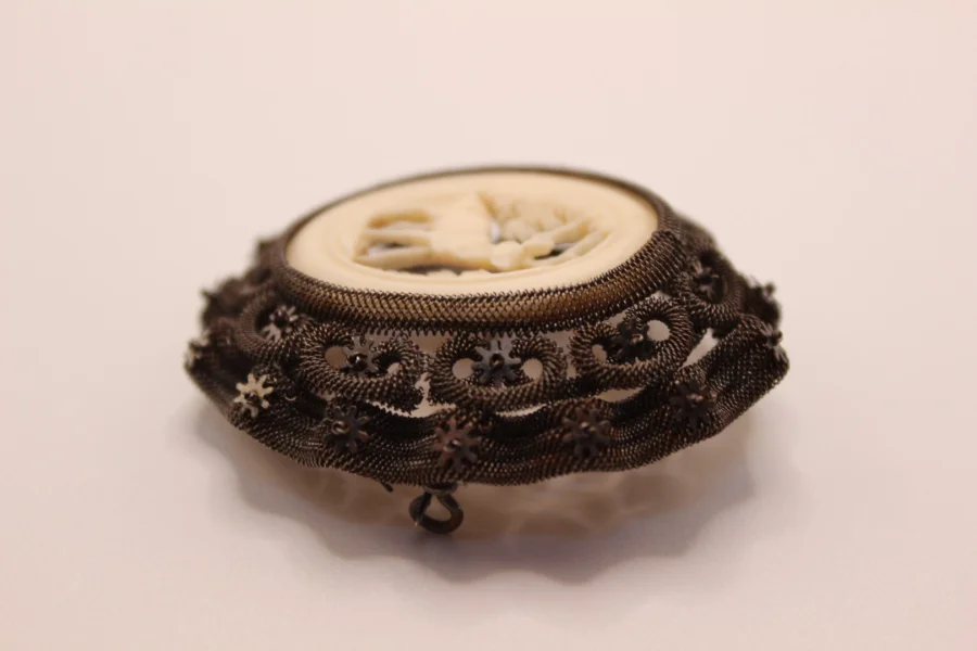 Broche en Acier et Os Sculpté au Cerf vers 1900