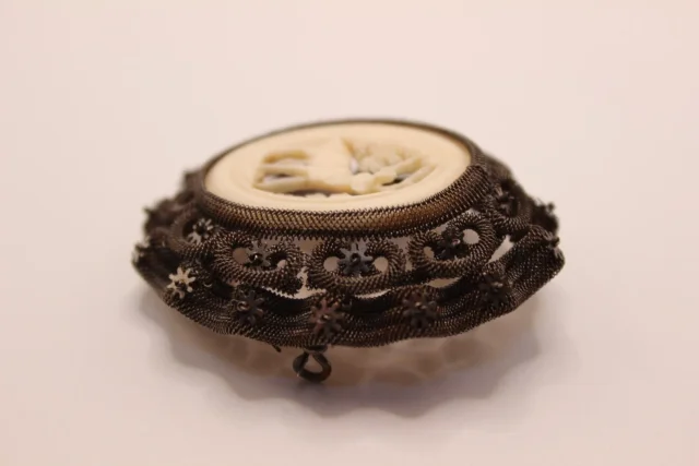 Broche en Acier et Os Sculpté au Cerf vers 1900