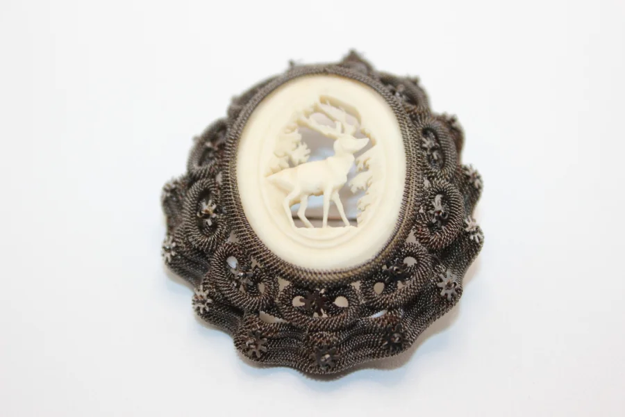 Broche en Acier et Os Sculpté au Cerf vers 1900
