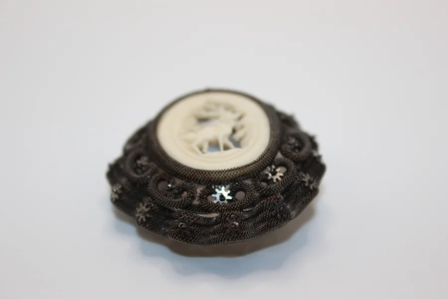 Broche en Acier et Os Sculpté au Cerf vers 1900