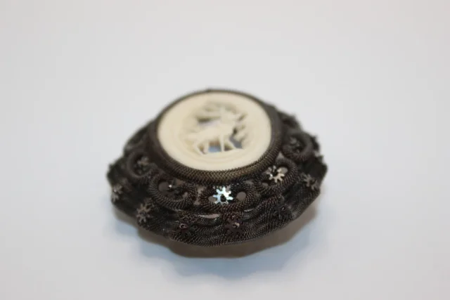 Broche en Acier et Os Sculpté au Cerf vers 1900