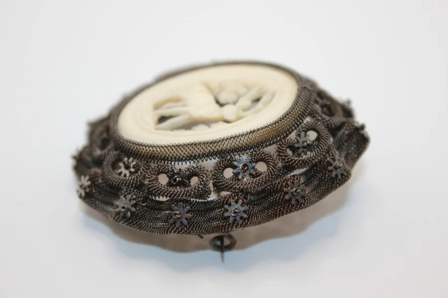 Broche en Acier et Os Sculpté au Cerf vers 1900