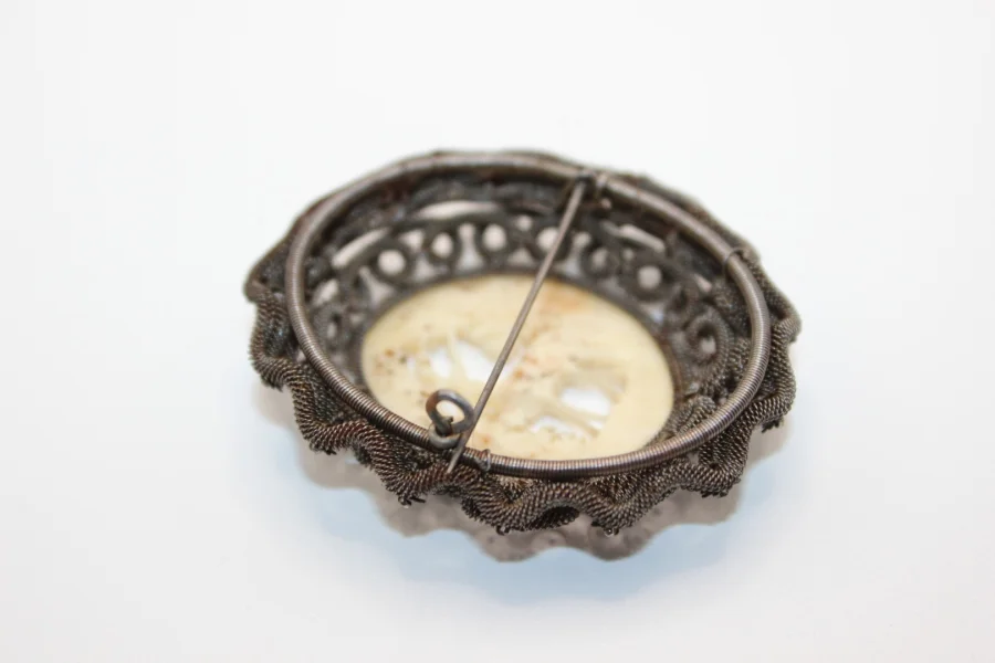 Broche en Acier et Os Sculpté au Cerf vers 1900