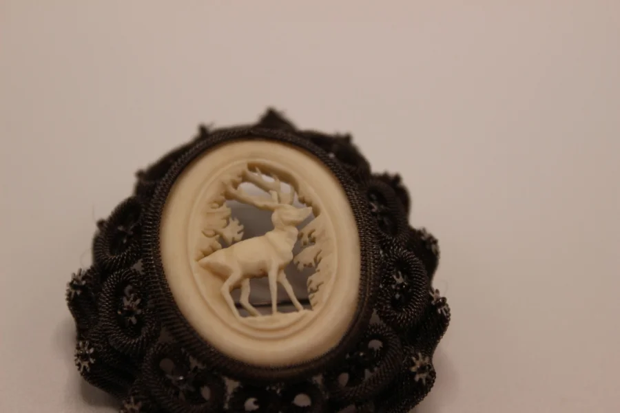 Broche en Acier et Os Sculpté au Cerf vers 1900
