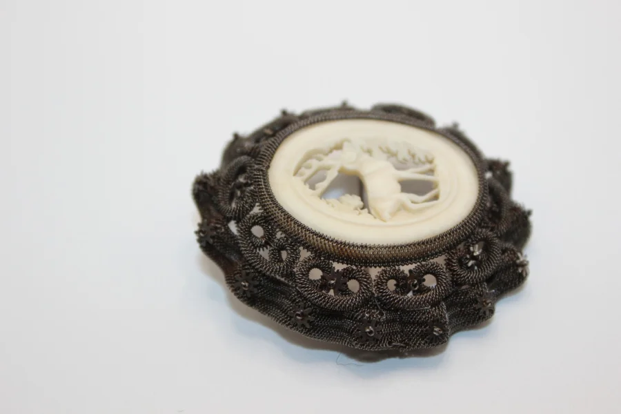 Broche en Acier et Os Sculpté au Cerf vers 1900
