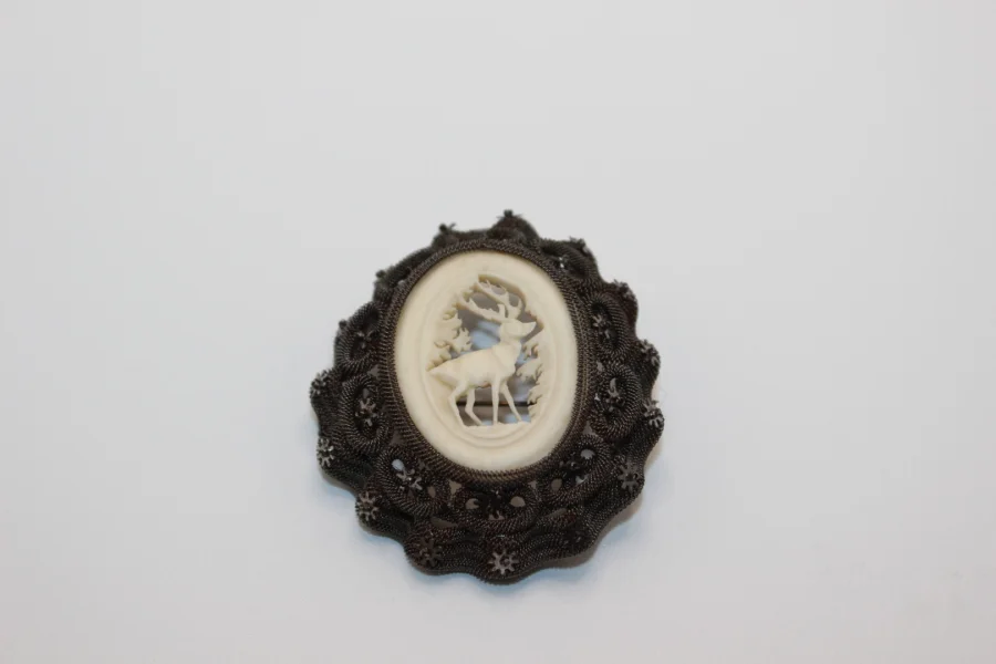 Broche en Acier et Os Sculpté au Cerf vers 1900