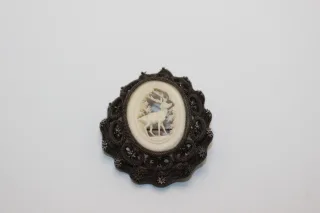 Broche en Acier et Os Sculpté au Cerf vers 1900
