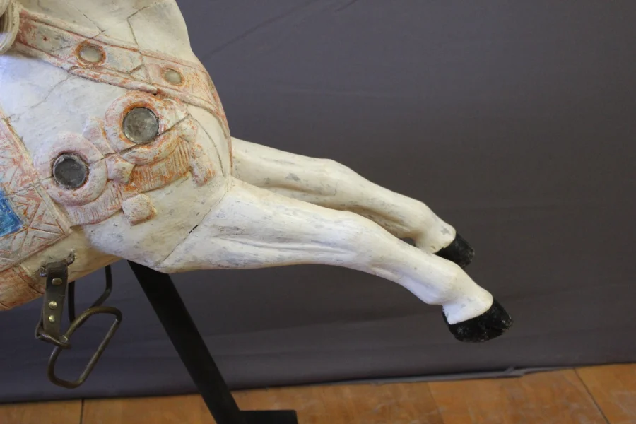 Cheval de manège en bois sculpté polychrome fin XIX