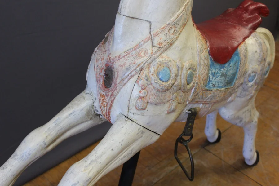 Cheval de manège en bois sculpté polychrome fin XIX