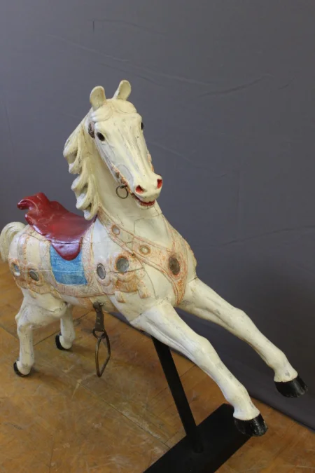 Cheval de manège en bois sculpté polychrome fin XIX