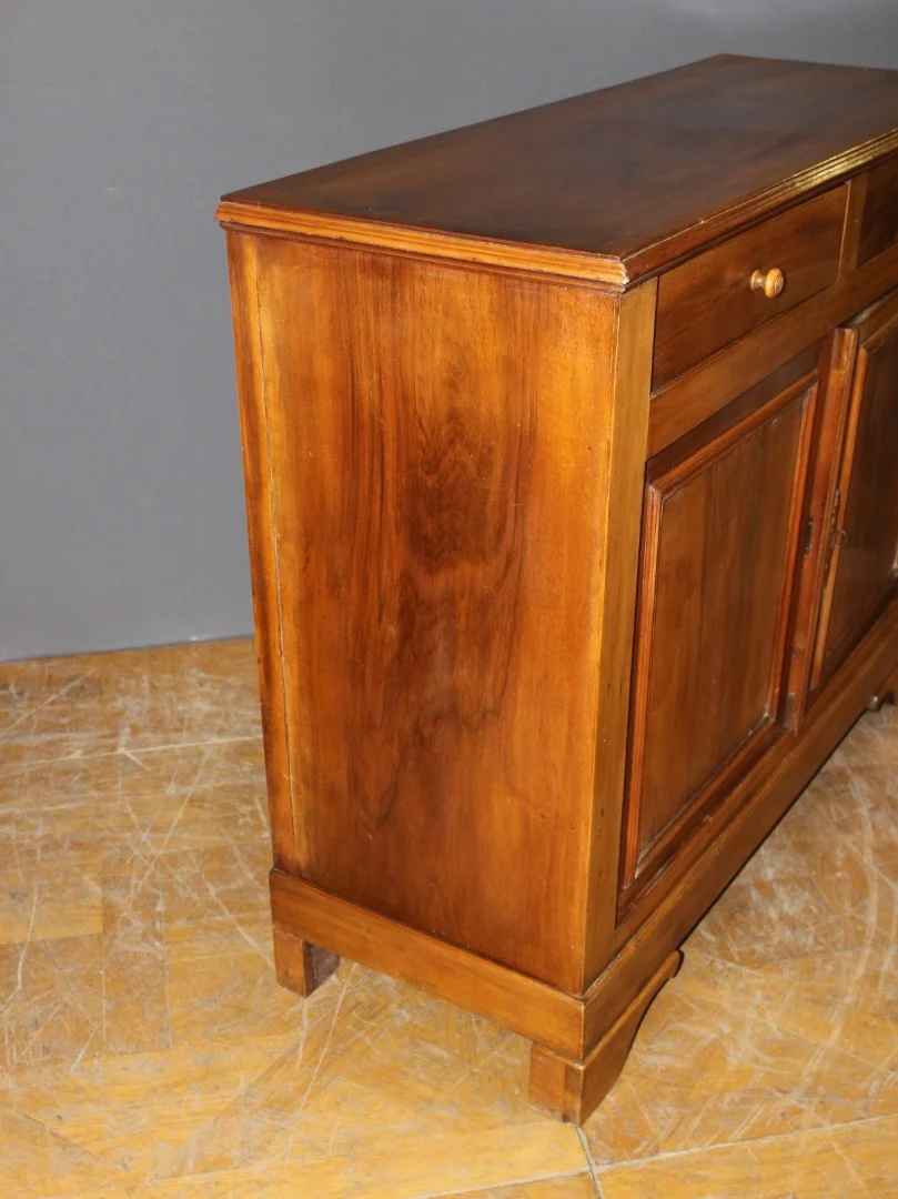 Bahut de style Louis Philippe en noyer vers 1900