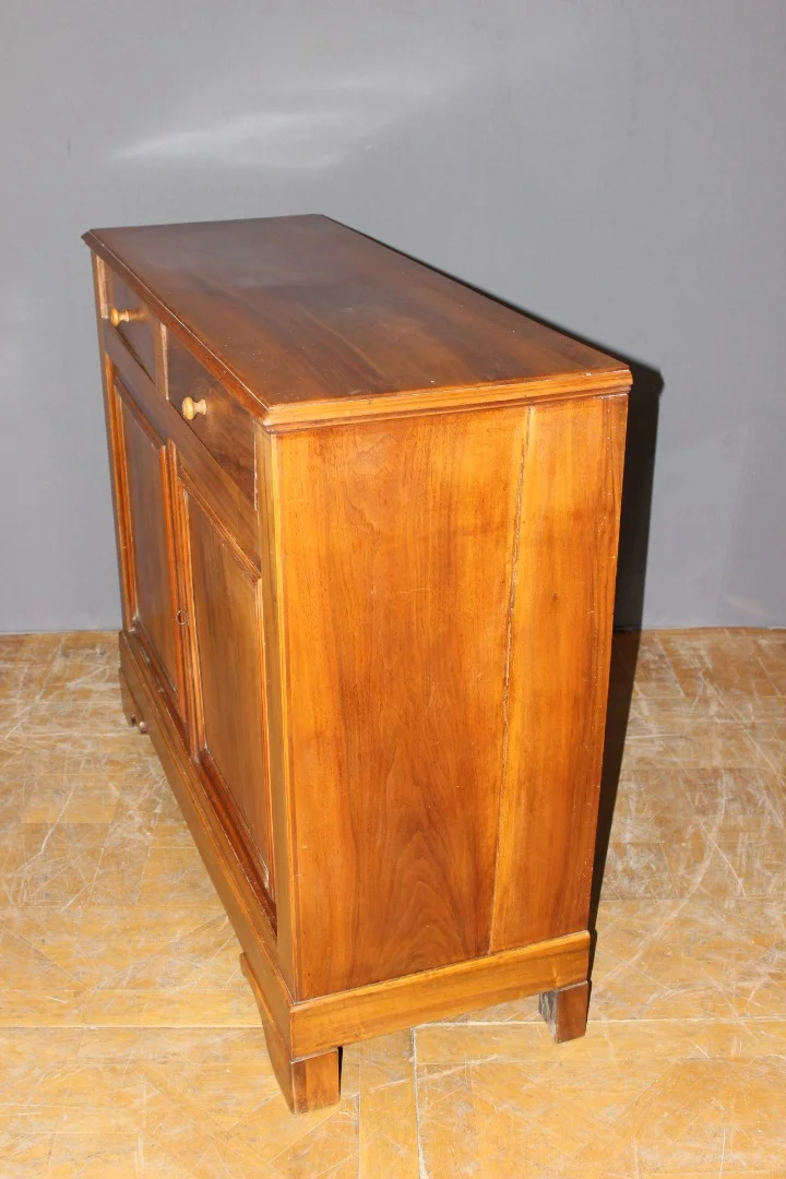 Bahut de style Louis Philippe en noyer vers 1900