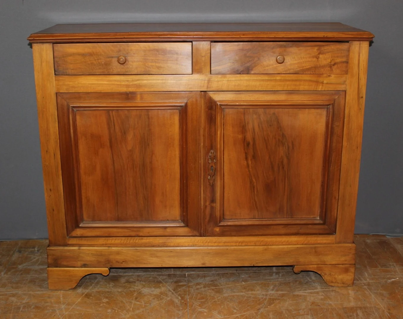 Bahut de style Louis Philippe en noyer vers 1900