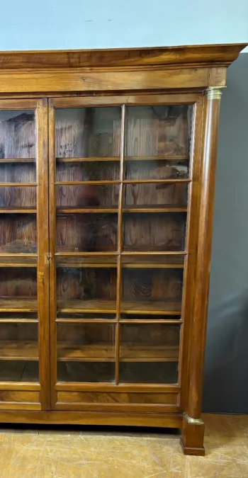 Bücherregal im Stil der französischen Empire-Zeit