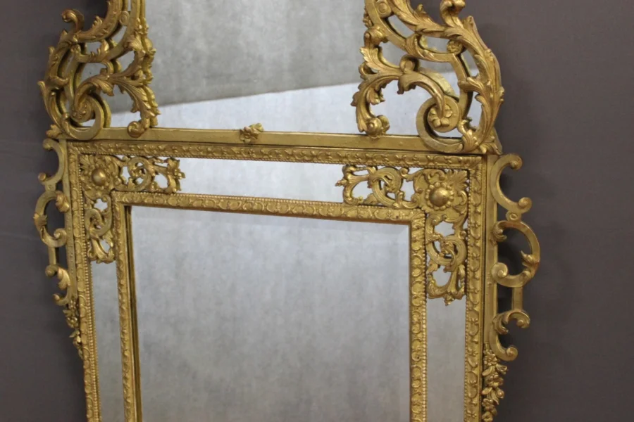 Miroir Régence à Parecloses en bois sculpté et doré XVIIIe