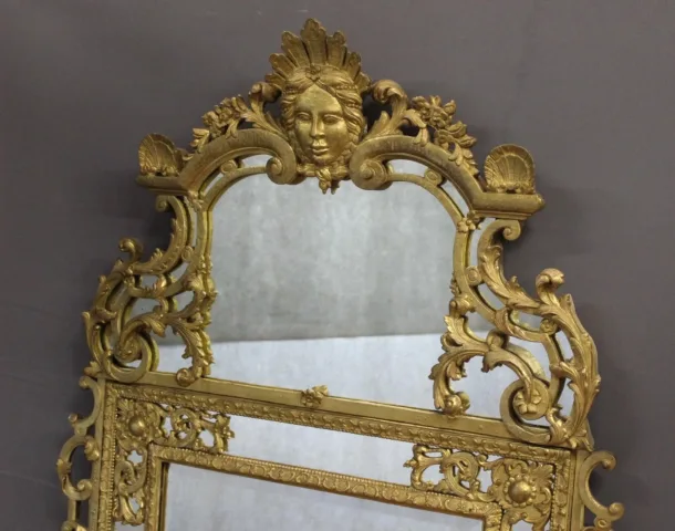 Miroir Régence à Parecloses en bois sculpté et doré XVIIIe
