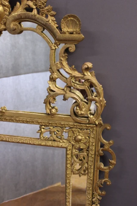 Miroir Régence à Parecloses en bois sculpté et doré XVIIIe