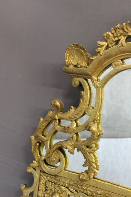 Miroir Régence à Parecloses en bois sculpté et doré XVIIIe