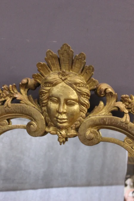 Miroir Régence à Parecloses en bois sculpté et doré XVIIIe