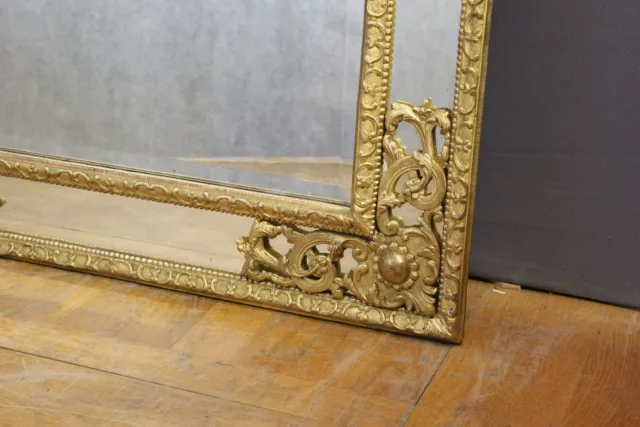 Miroir Régence à Parecloses en bois sculpté et doré XVIIIe