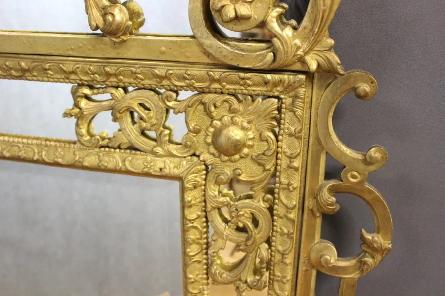 Miroir Régence à Parecloses en bois sculpté et doré XVIIIe