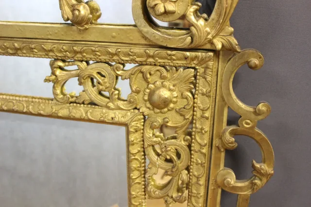Miroir Régence à Parecloses en bois sculpté et doré XVIIIe