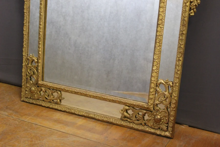 Miroir Régence à Parecloses en bois sculpté et doré XVIIIe