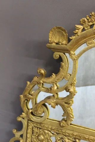 Miroir Régence à Parecloses en bois sculpté et doré XVIIIe