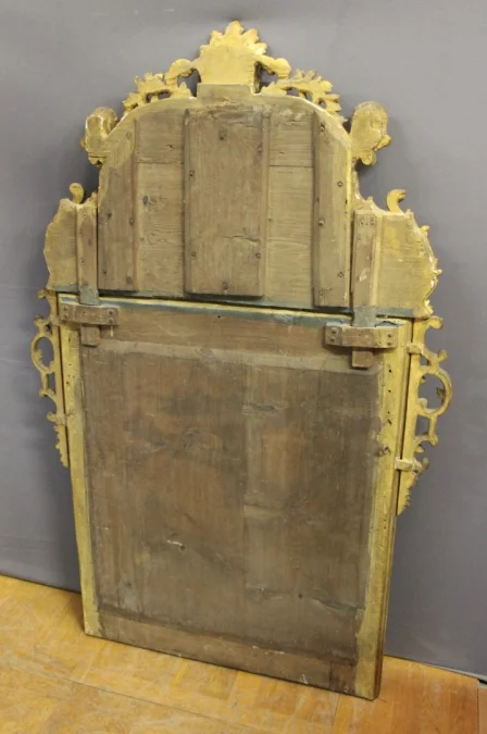 Miroir Régence à Parecloses en bois sculpté et doré XVIIIe