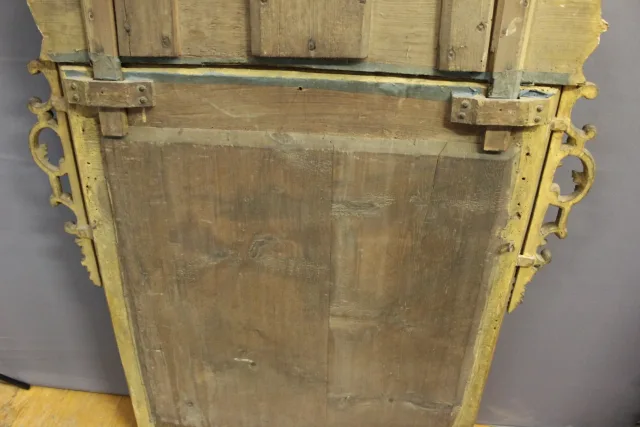 Miroir Régence à Parecloses en bois sculpté et doré XVIIIe