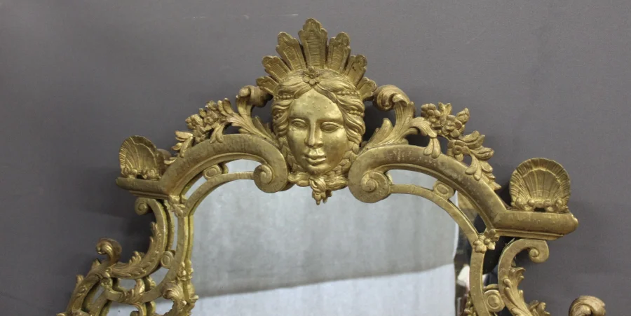 Miroir Régence à Parecloses en bois sculpté et doré XVIIIe