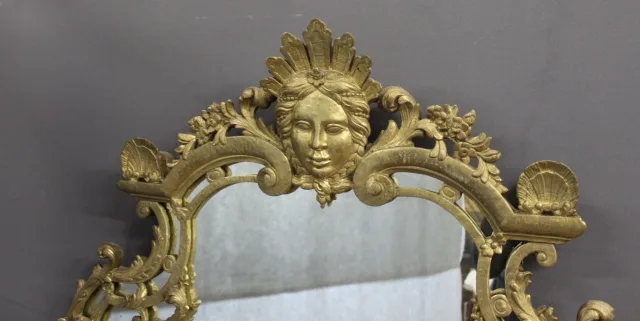 Miroir Régence à Parecloses en bois sculpté et doré XVIIIe