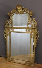 Miroir Régence à Parecloses en bois sculpté et doré XVIIIe