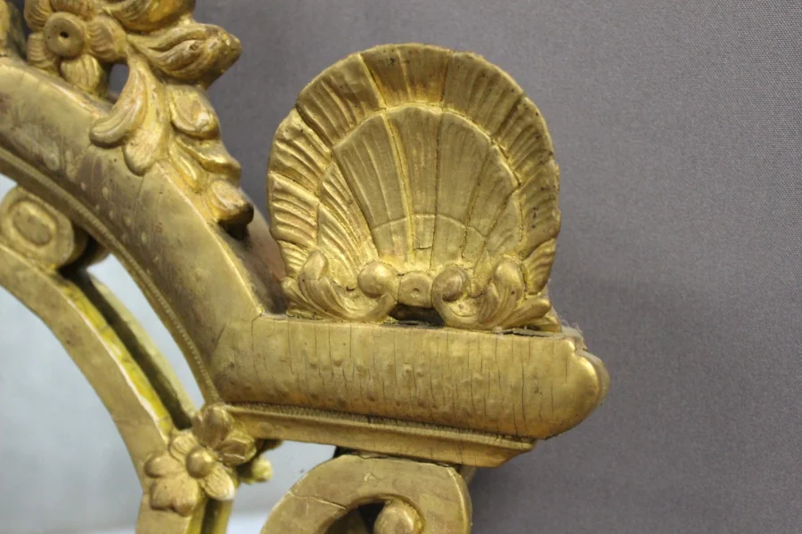 Miroir Régence à Parecloses en bois sculpté et doré XVIIIe