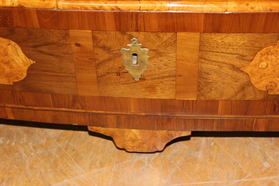 Commode Louis XIV Bombée en Marqueterie XVIIIe