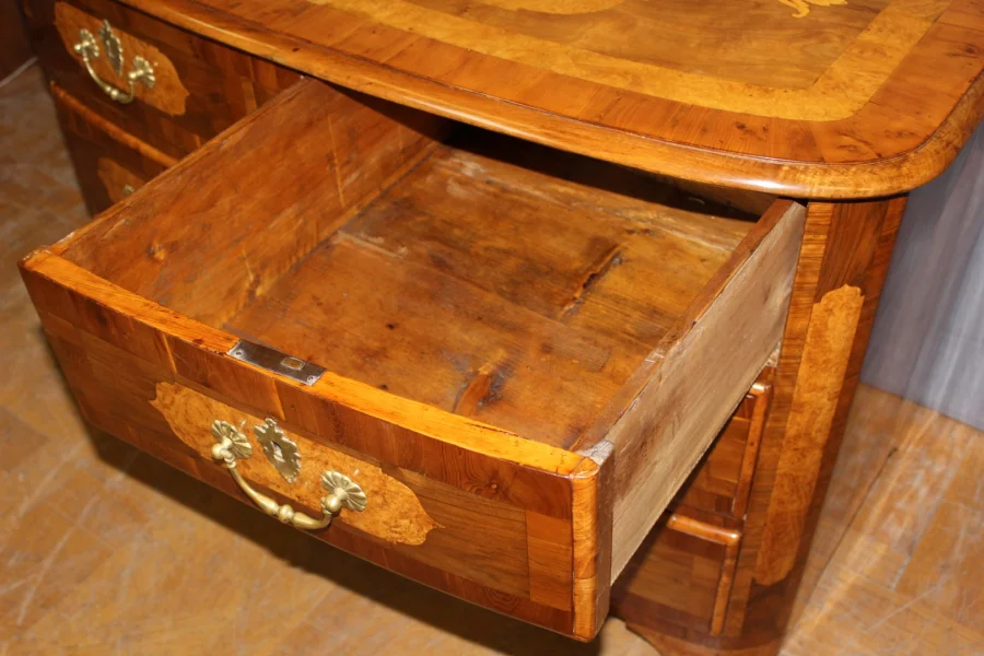 Commode Louis XIV Bombée en Marqueterie XVIIIe