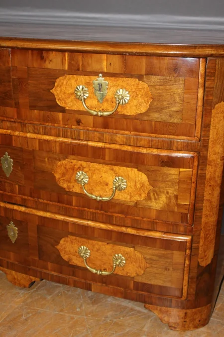 Commode Louis XIV Bombée en Marqueterie XVIIIe