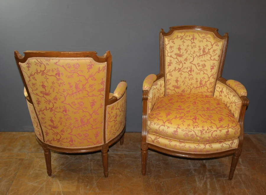 Paire de Bergères Louis XVI en noyer fin XVIII