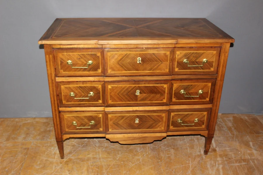 Commode Louis XVI à Ressaut en Marqueterie début XIX
