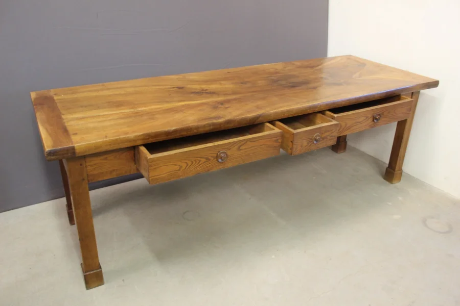 Farmhouse Table In Walnut , XIXe