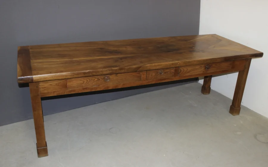 Farmhouse Table In Walnut , XIXe