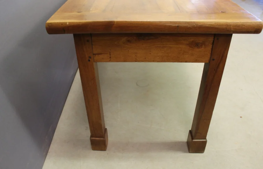 Farmhouse Table In Walnut , XIXe